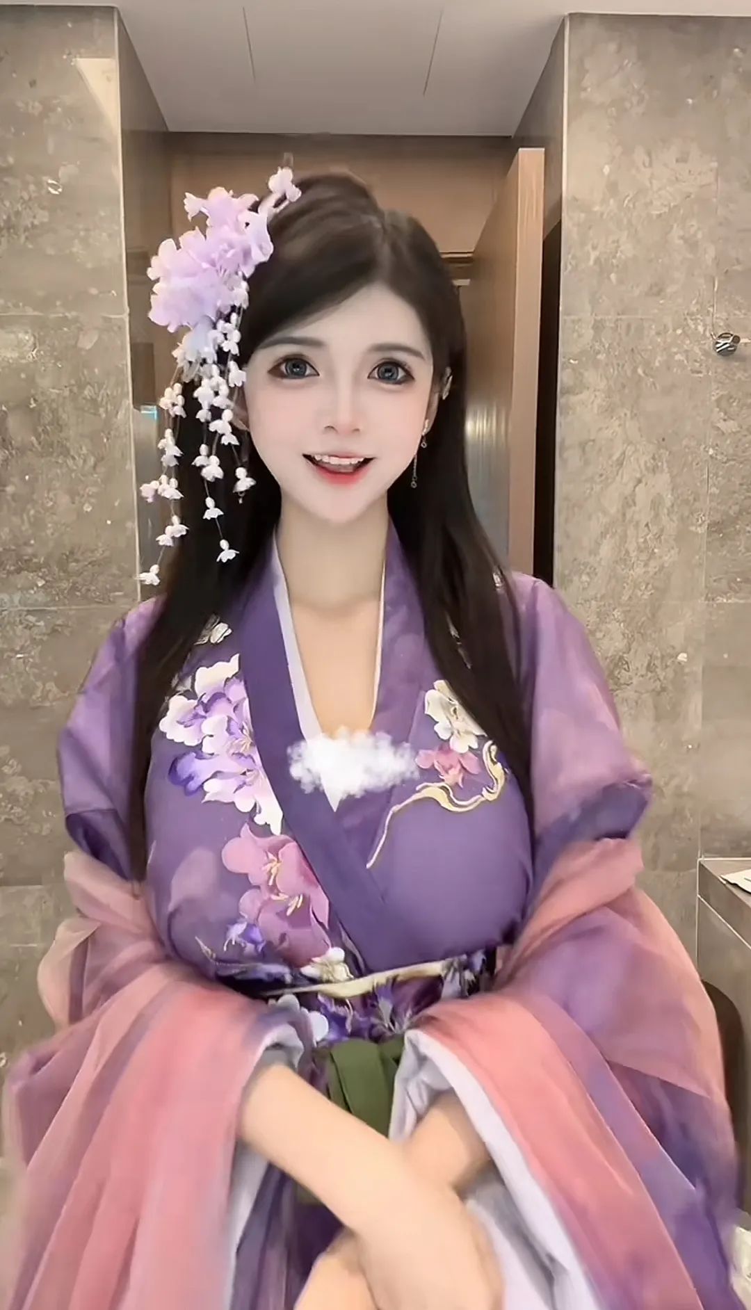 狗头萝莉摆摊新造型国风旗袍,露出小蛮腰,网友们议论其腰称:这是人类的腰吗?
