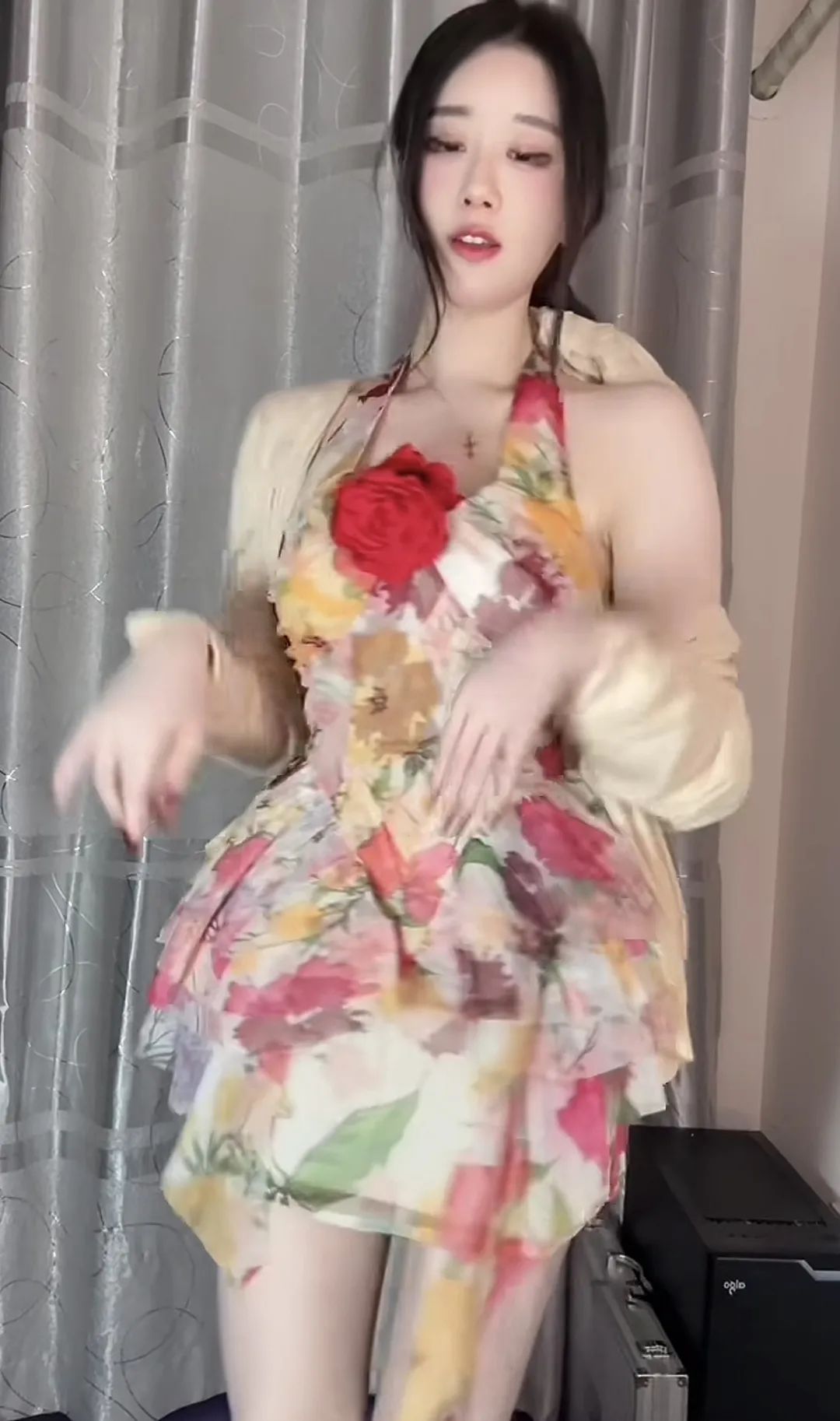 轩子巨2兔晒美照,称自己在酒店做兼职,衣冠不整引发网友热议!