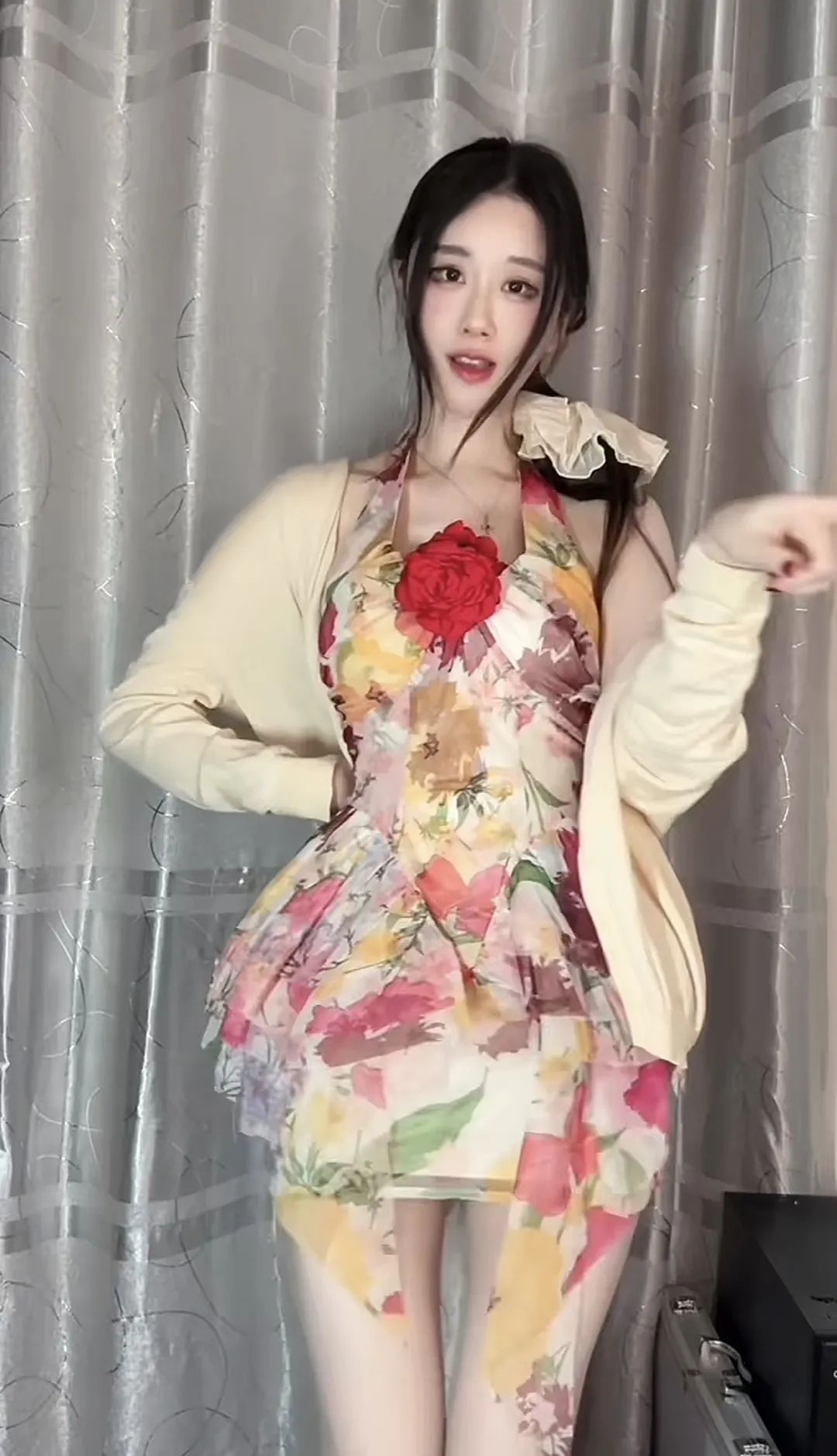 轩子巨2兔晒美照,称自己在酒店做兼职,衣冠不整引发网友热议!