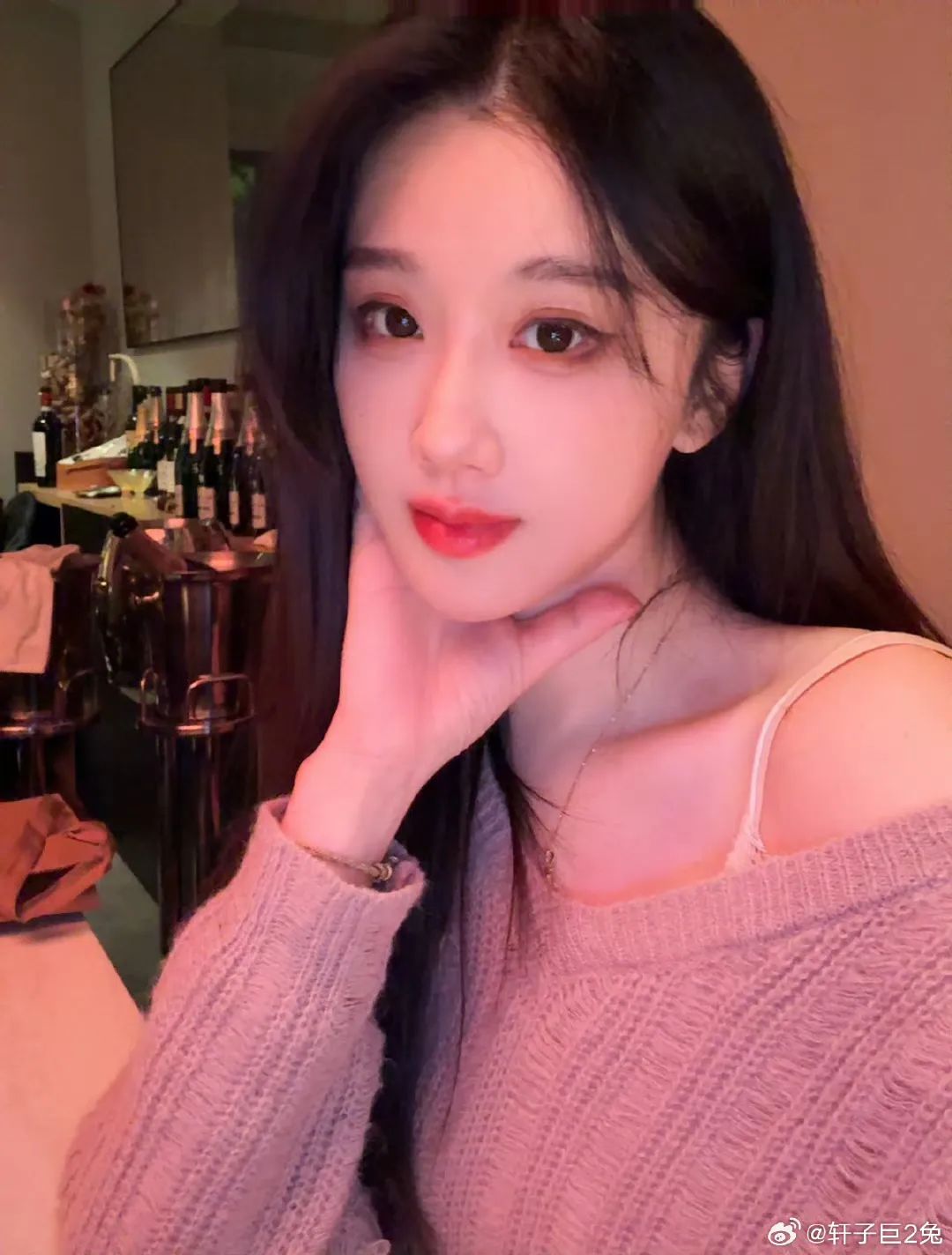 轩子巨2兔晒美照,称自己在酒店做兼职,衣冠不整引发网友热议!