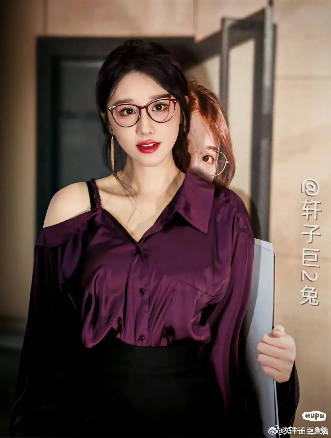轩子巨2兔晒美照,称自己在酒店做兼职,衣冠不整引发网友热议!