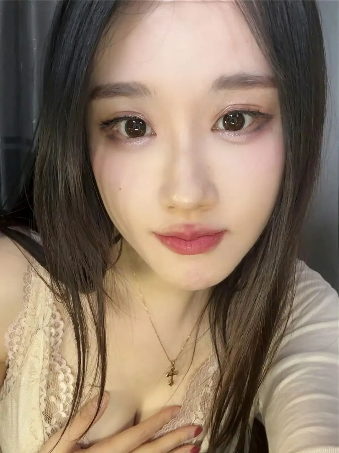 轩子巨2兔晒美照,称自己在酒店做兼职,衣冠不整引发网友热议!