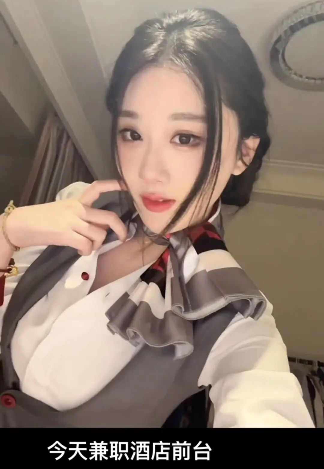 轩子巨2兔晒美照,称自己在酒店做兼职,衣冠不整引发网友热议!